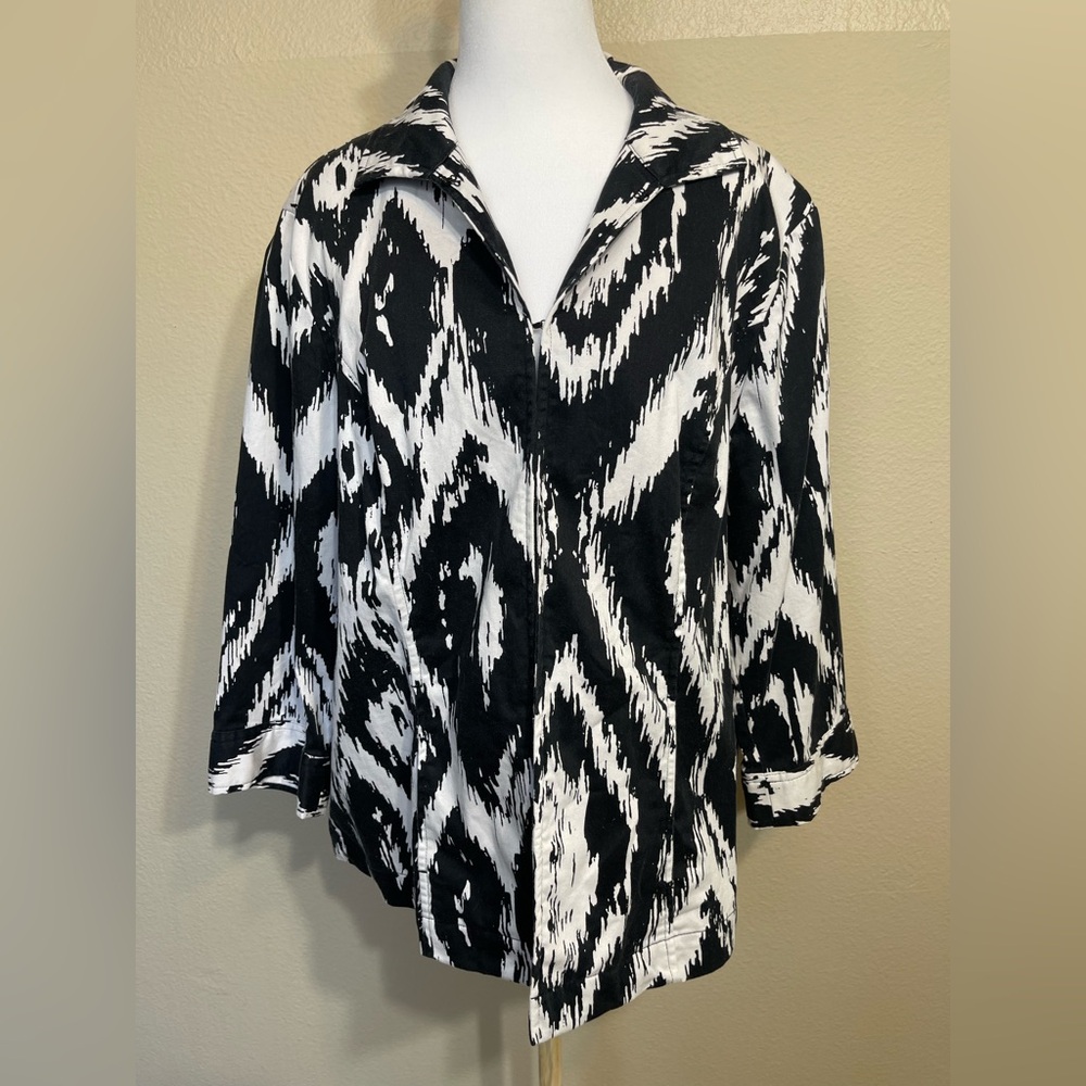 Chico's Women's Black White Stretch Jacket Blazer Size Large Front Pockets